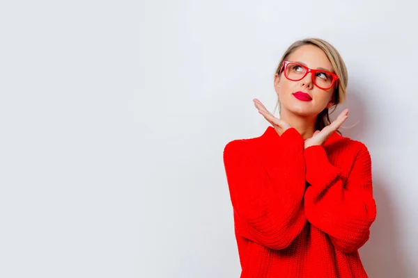 Porträt Einer Schönen Weißen Frau Rotem Pullover Auf Weißem Hintergrund — Stockfoto