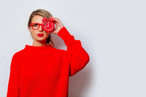 Portrét Krásné Bílé Ženy Červený Svetr Malým Budík Bílém Pozadí — Stock fotografie