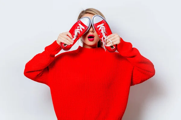 Retrato Una Hermosa Mujer Sonriente Blanca Suéter Rojo Con Zapatos —  Fotos de Stock