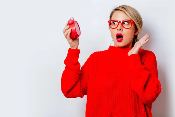 Retrato Uma Bela Mulher Branca Suéter Vermelho Com Pouco Despertador — Fotografia de Stock