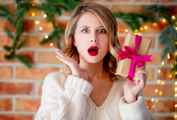 Porträt Einer Jungen Gemütlichen Frau Weißem Pullover Mit Geschenk Und — Stockfoto