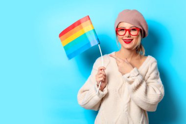 Lgbt bayrak mavi zemin üzerine beyaz kazaklı genç bir kızın portresi