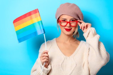 Lgbt bayrak mavi zemin üzerine beyaz kazaklı genç bir kızın portresi