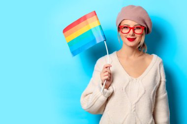 Lgbt bayrak mavi zemin üzerine beyaz kazaklı genç bir kızın portresi