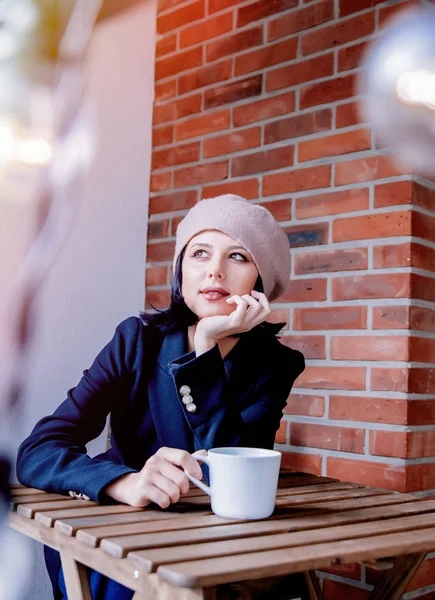 Retrato Uma Jovem Com Xícara Café Sentado Mesa Relaxar — Fotografia de Stock
