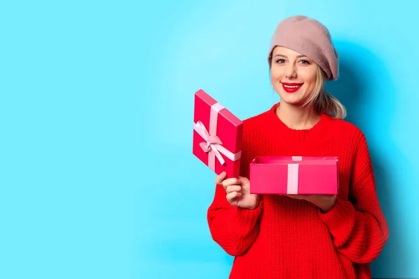 Retrato Una Joven Jersey Rojo Con Caja Regalo Sobre Fondo —  Fotos de Stock