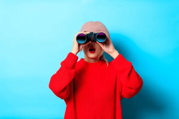 Retrato Uma Jovem Camisola Vermelha Com Binocular Fundo Azul — Fotografia de Stock