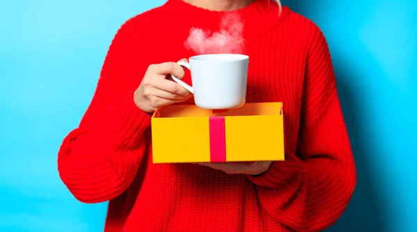 Retrato Una Joven Jersey Rojo Con Caja Regalo Taza Café — Foto de Stock