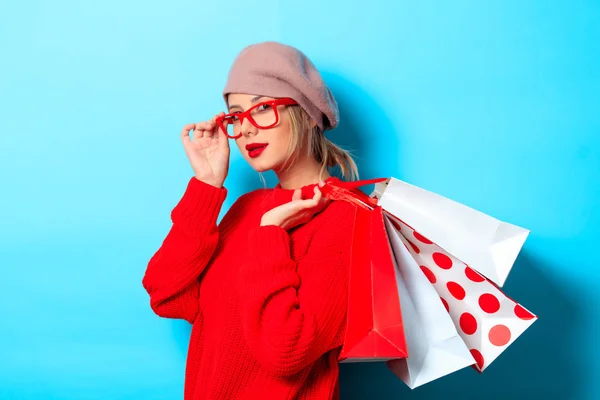 Ritratto Giovane Ragazza Maglione Rosso Con Shopping Bags Sfondo Blu — Foto Stock