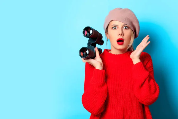 Retrato Una Joven Suéter Rojo Con Binocular Sobre Fondo Azul —  Fotos de Stock