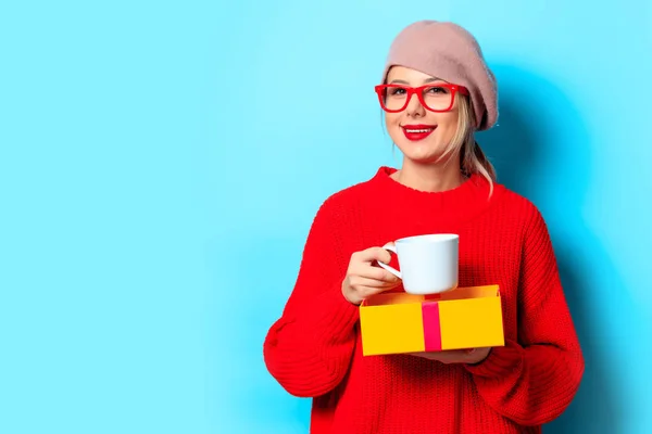 Portrait Une Jeune Fille Pull Rouge Avec Boîte Cadeau Tasse — Photo