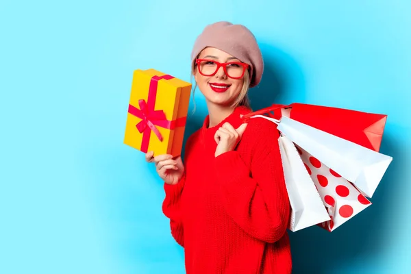 Retrato Uma Jovem Camisola Vermelha Com Caixa Presente Saco Compras — Fotografia de Stock