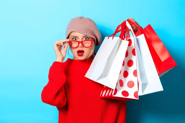 Ritratto Giovane Ragazza Maglione Rosso Con Shopping Bags Sfondo Blu — Foto Stock