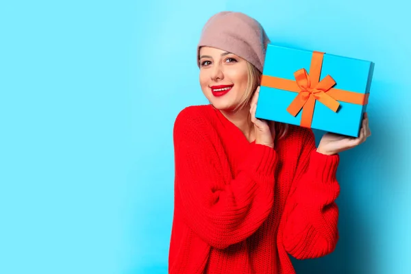 Retrato Una Joven Jersey Rojo Con Caja Regalo Sobre Fondo — Foto de Stock