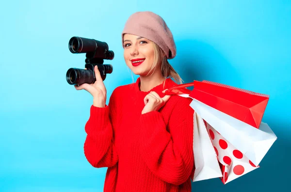 Retrato Uma Jovem Camisola Vermelha Com Caixa Bonocular Saco Compras — Fotografia de Stock