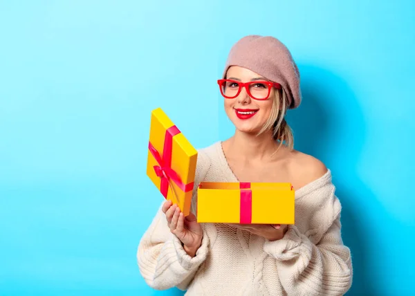 Ritratto Giovane Ragazza Maglione Bianco Con Scatola Regalo Gialla Sfondo — Foto Stock