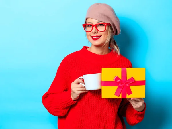 Ritratto Una Giovane Ragazza Maglione Rosso Con Scatola Regalo Tazza — Foto Stock