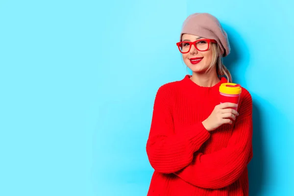 Porträtt Ung Flicka Röd Tröja Med Kopp Kaffe Blå Bakgrund — Stockfoto