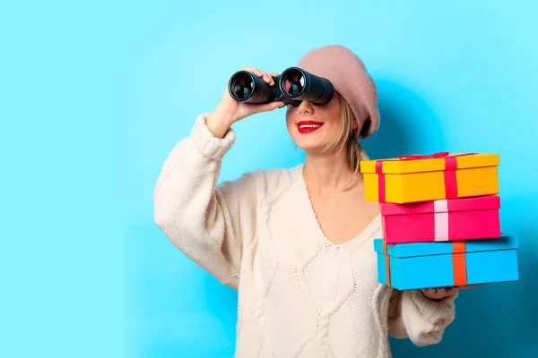 Ritratto Ragazza Maglione Bianco Con Binocolo Scatole Regalo Sfondo Blu — Foto Stock