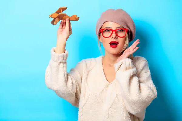 Portret Van Een Jong Meisje Witte Trui Met Houten Speelgoed — Stockfoto