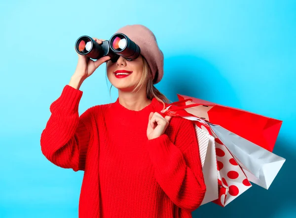 Retrato Uma Jovem Camisola Vermelha Com Caixa Bonocular Saco Compras — Fotografia de Stock