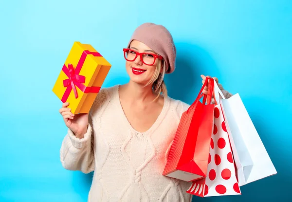 Porträt Eines Jungen Mädchens Weißem Pullover Mit Geschenkbox Und Einkaufstaschen — Stockfoto