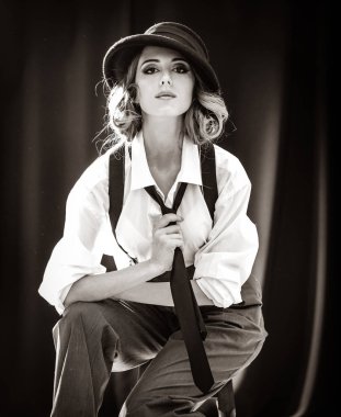 Kravat Studio ile Kızıl saçlı kız moda. Siyah ve beyaz renkli görüntü