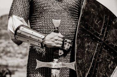 Kılıç ve kalkan tutan adam knight. Görüntü siyah beyaz renk tarzı