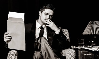 Dosya vintage koltukta görüntü, siyah ve beyaz renk stili oturan adam