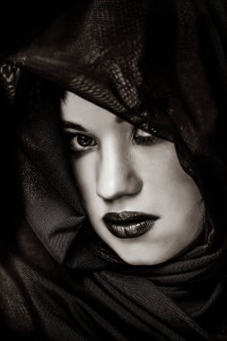 Bir esmer gizleme kız portresi. Görüntü siyah beyaz renk tarzı