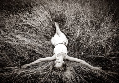 Çimlere uzanmış güzel kız. Görüntü siyah beyaz tarzı