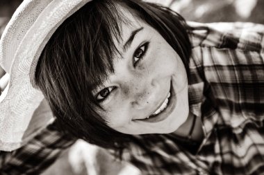 Yakın çekim gömlek güzel brunet kız portresi. Görüntü siyah beyaz renk tarzı