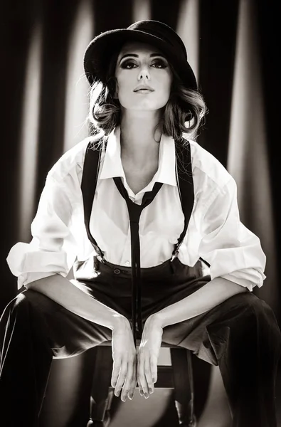 Mode Rothaarige Mädchen Mit Krawatte Studio Bild Schwarz Weißer Farbe — Stockfoto