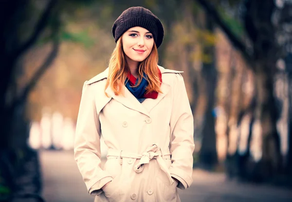 Bella Ragazza Mantello Sulla Strada Della Città Autunno Tempo — Foto Stock