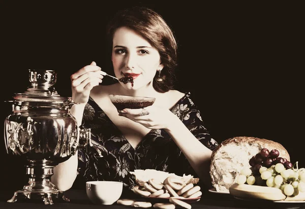 Πορτρέτο Του Όμορφη Πλούσια Ρωσική Γυναίκα Τρόφιμα Και Τσάι — Φωτογραφία Αρχείου