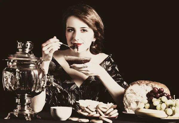 Portret Van Mooie Rijke Russische Vrouw Met Eten Thee — Stockfoto