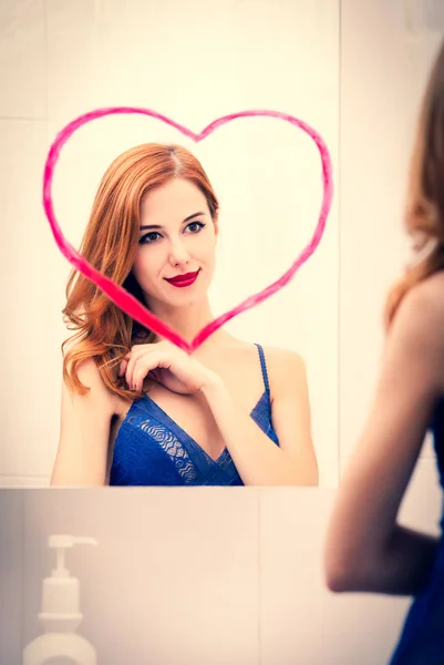 Redhead Girl Mirror Heart Bathroom — Stock Photo, Image