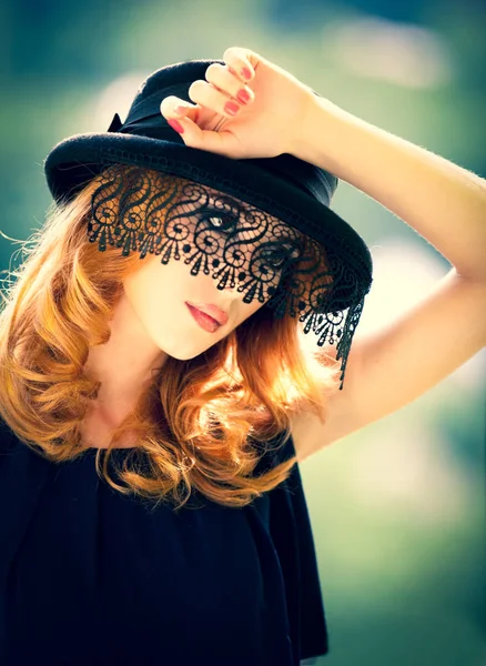 Moda Dziewczyna Redhead Vail Tle Bokeh — Zdjęcie stockowe