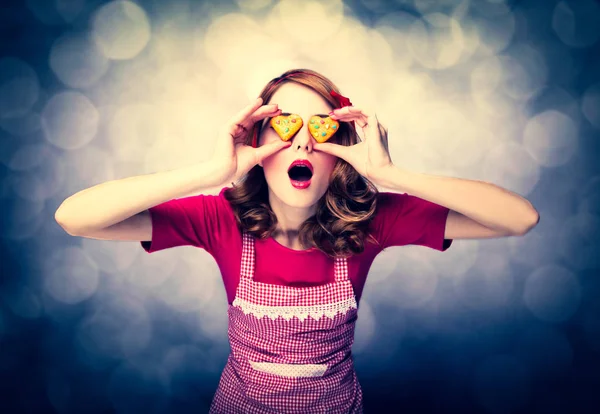 Çerezleri bokeh arka plan üzerinde olan kızıl saçlı kadın