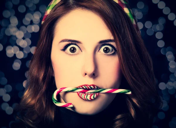 Hermosa Mujer Sorprendida Con Dulces Navidad Sobre Fondo Bokeh — Foto de Stock