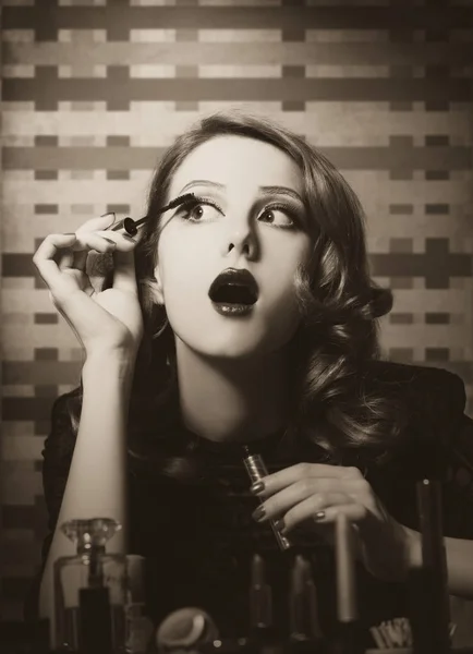 Žena Používání Kosmetiky Obrázek Černé Bílé Pozadí — Stock fotografie