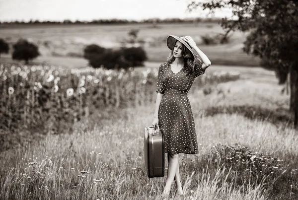 Vöröshajú Lány Szabadtéri Bőrönddel Kép Fekete Fehér Háttér — Stock Fotó