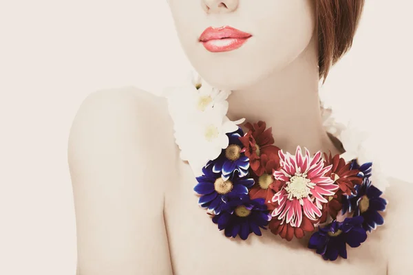 Gyönyörű Vörös Hajú Lány Virágok Fehér Háttér — Stock Fotó