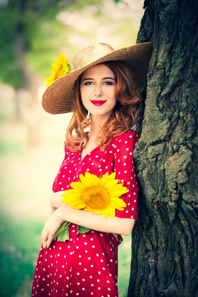 Menina Ruiva Com Girassol Ficar Perto Árvore Livre — Fotografia de Stock