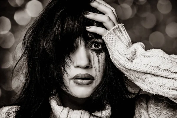 悲しいブルネットの少女の肖像画 黒と白の色のイメージ — ストック写真