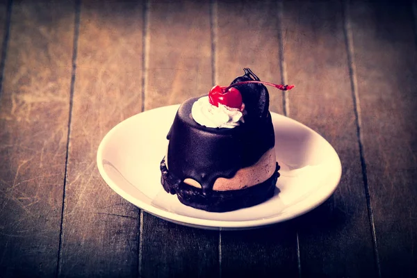 Kersen Cake Met Met Chocolade Slagroom Houten Tafel — Stockfoto