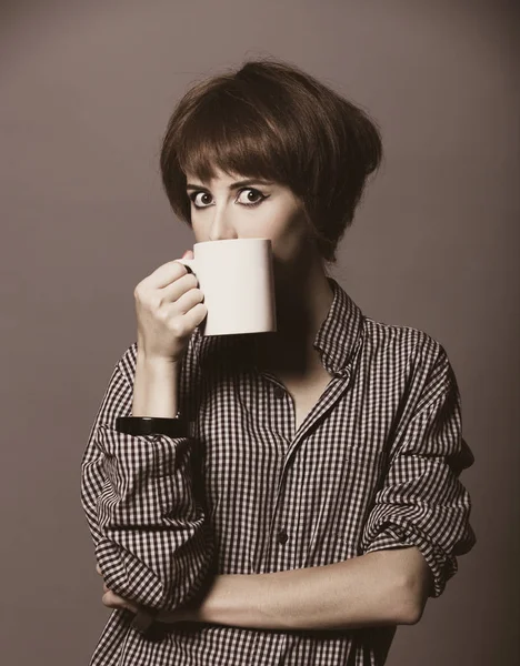 Chica Estilo Camisa Con Copa Sobre Fondo Gris —  Fotos de Stock