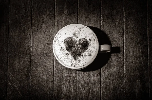 Tasse Kaffee Mit Einem Herz Aus Zimt Auf Einem Holztisch — Stockfoto