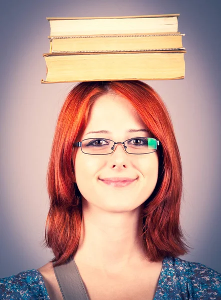 Ragazza Dai Capelli Rossi Tiene Dei Libri Testa Studio Girato — Foto Stock