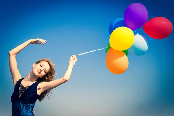 Rödhårig Tjej Med Färg Ballonger Blå Himmel Bakgrund — Stockfoto